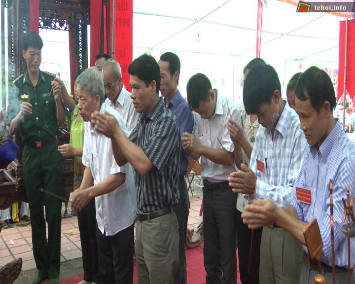 Cán bộ địa phương làm lễ tại hội miếu Ba Thôn
