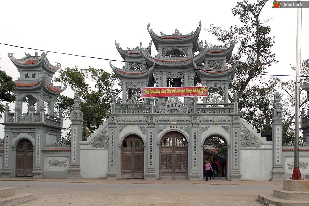 Đền Tiên La có qui mô lớn hơn và khang trang hơn