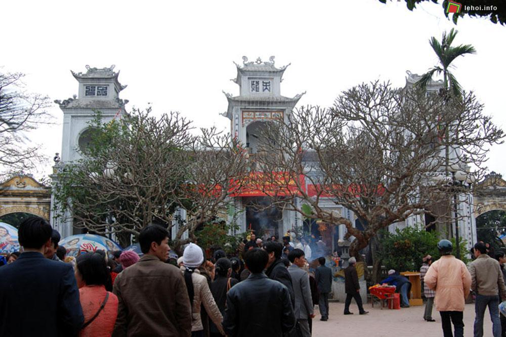 Hội đền Bảo Lộc thu hút rất nhiều du khách thập phương về xem hội