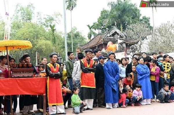 Người dân tham gia hội đền Đông Cao