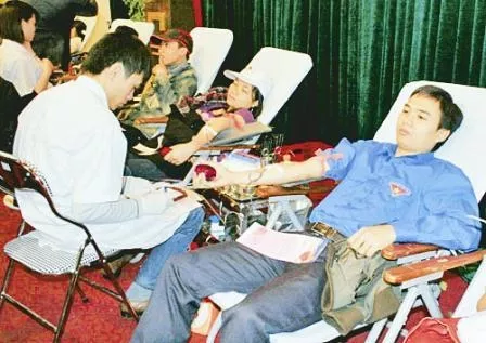 Thanh niên đi đầu trong phong trào hiến máu nhân đạo.