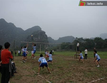 Thi đấu bóng chuyền tại lễ hội