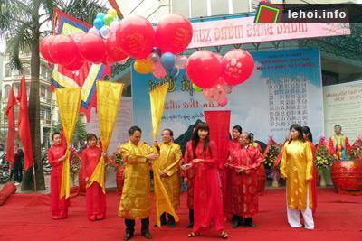 Lãnh đạo tỉnh và các văn nghệ sĩ thực hiện nghi thức thả thơ của tiền nhân.
