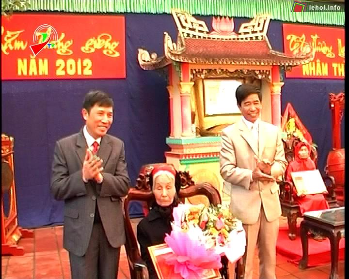 Làm lễ mừng thọ cho các cụ cao niê trong xã