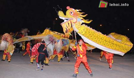 Biểu diễn múa rồng trong đêm hội