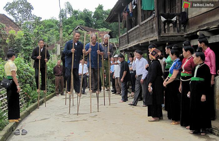 Chơi trò chơi đi cà kheo tại lễ hội Xên Bản