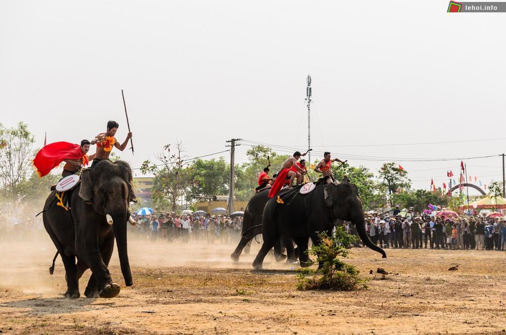 Cuộc đấu diễn ra rất sôi nổi và hào hứng cả trong cuộc đấu lẫn cả khán giả trên sân.