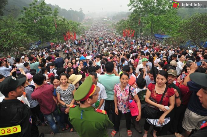 Biển người tấp nập về lễ hội