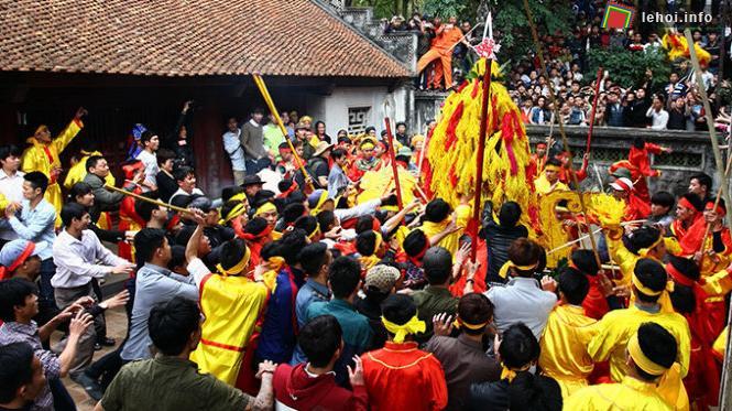 Đoàn rước hoa tre trong Hội Gióng
