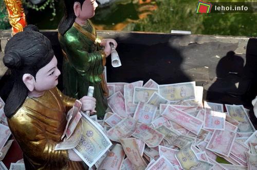 Cảnh xô đẩy, chen lấn khiến nhiều người dâng lễ hết sức vất vả.