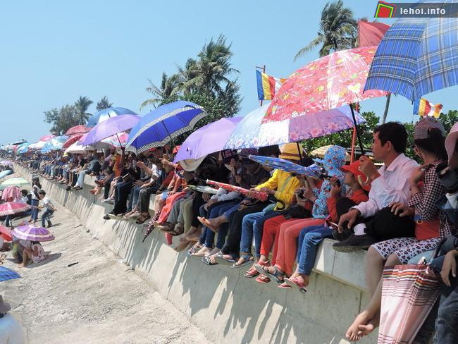 Đông đảo người dân và du khách đến xem đua thuyền