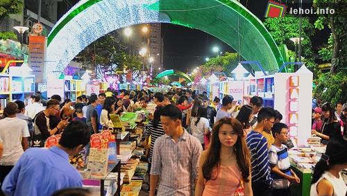 Lễ hội đường sách thu hút đông đảo người tham gia