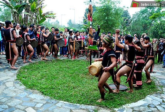 Sau nghi thức tại mỗi nhà, cả đoàn lại quay lại nhà rông dự Hội. Dân bản và khách dự cùng nhau đánh cồng chiêng uống rượu, múa hát, tổ chức các trò chơi, trò diễn xướng dân gian cho đến tận khuya.