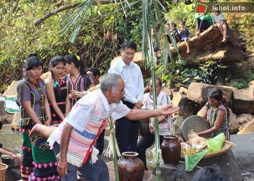 Lễ cúng bến nước của người dân tộc Mạ