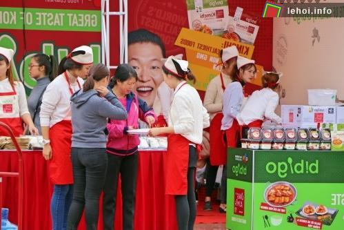 Gian hàng bán kim chi luôn thu hút đông du khách tới tham quan.