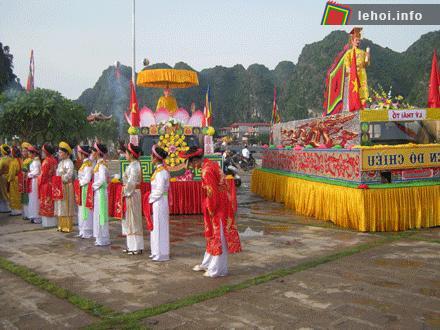 Thực hiện nghi thức rời đô