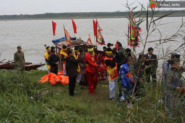Lễ rước nước trong lễ hội đình Phú Gia