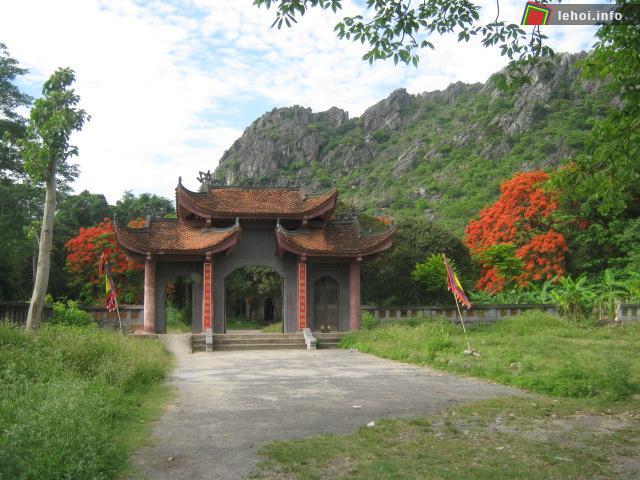 Khuôn viên trước động Thiên Tôn