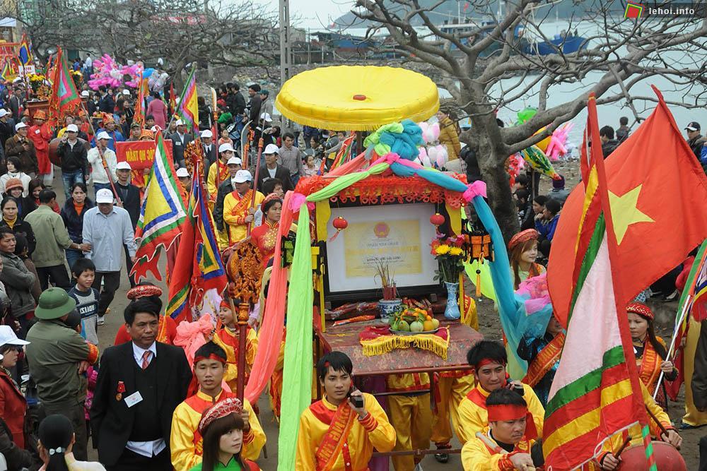 Rất đông người dân va du khách