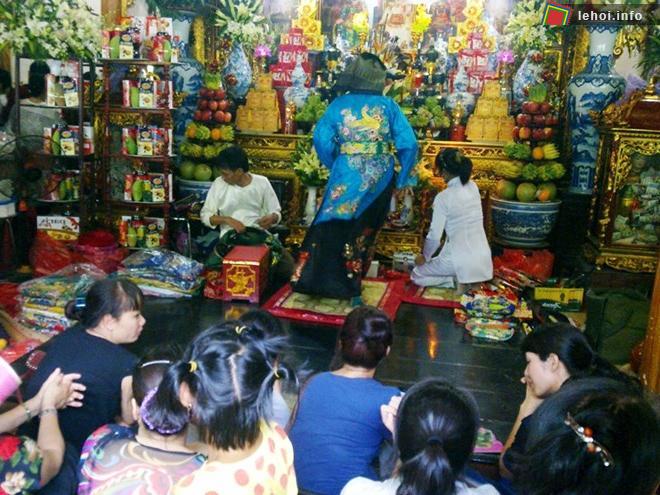 Trong điện thờ xếp đầy mâm lễ vật
