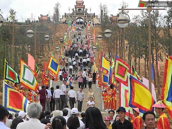 Đông đảo người dân và du khách tham dự lễ hội Đống Đa Tây Sơn