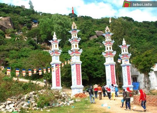 Chùa Ông Núi tọa lạc trên Núi Bà