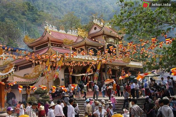 Đông đảo du khách tham dự lễ hội núi Bà Đen