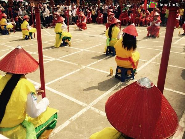 Đánh cờ người hội làng Chuông