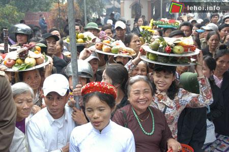 Người dân nô nức đội lễ lên dâng hương