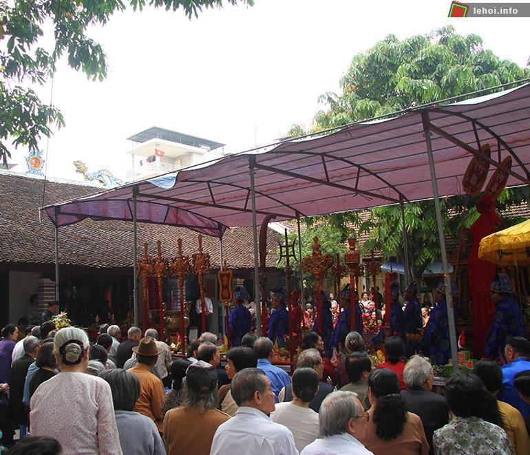 Đông đảo người dân và du khách tham dự hội đình Vạn Phúc