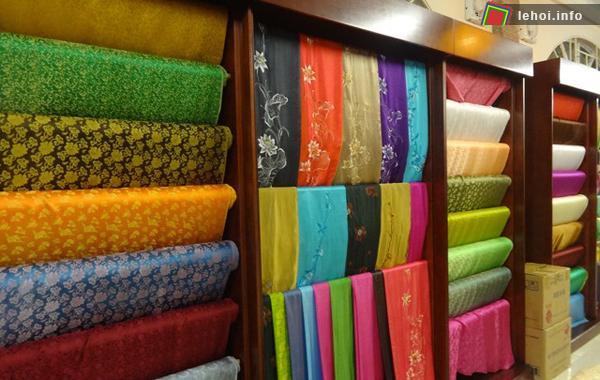 Lễ hội truyền thống Vạn Phúc là dịp giới thiệu sản phẩm làng nghề