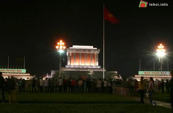 Lễ hạ cờ thu hút đông đảo người dân tới xem
