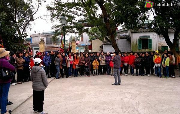 Du khách tham dự hội đền Dầm