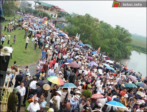Đông đảo người dân tham gia hội đền Thanh Nhàn