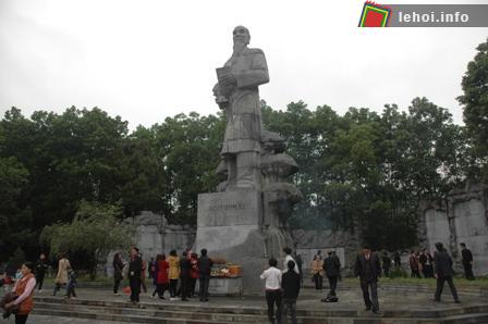 Tượng đài Hải Thượng Lãn Ông