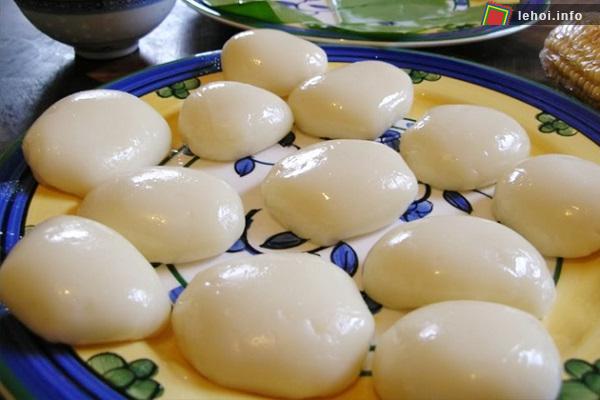 Bánh giầy là nét đặc sắc của hội miếu Vũ