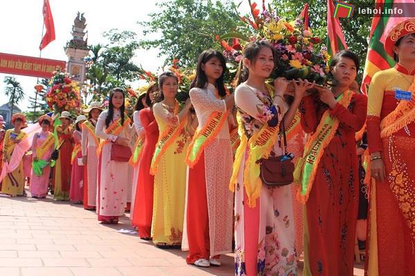 Thiếu nữ làng Canh Hoạch dâng lễ vật