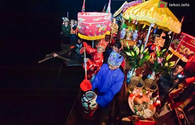 Chủ tế lấy nước vào bình thiêng trong hội làng chài Vạn Vĩ