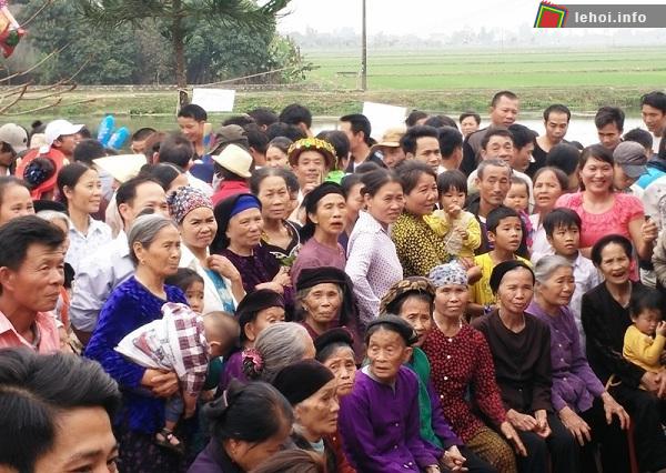 Đông đảo bà con tham gia hội làng Giáp Lục