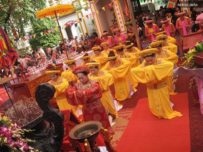 Đội tế nữ trong hội làng Hậu