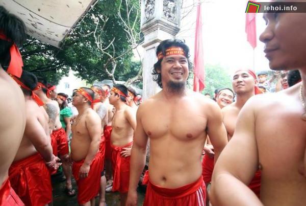 Trai tráng tham gia kéo co luồn dây qua cột hội làng Ngọc Trì