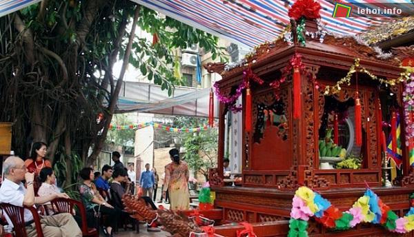Kiệu rước trong hội làng Nghi Tàm
