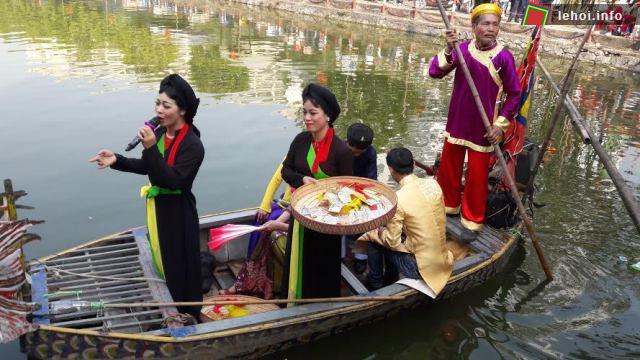 Liền anh và liền chị biểu diễn trong hội làng Phú Mỹ - Kiều Mai