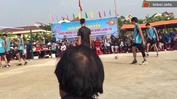 Thi đấu bóng chuyền hội truyền thống làng HữuTó