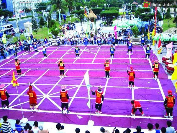 Đánh cờ người trong hội làng Tả Thanh Oai