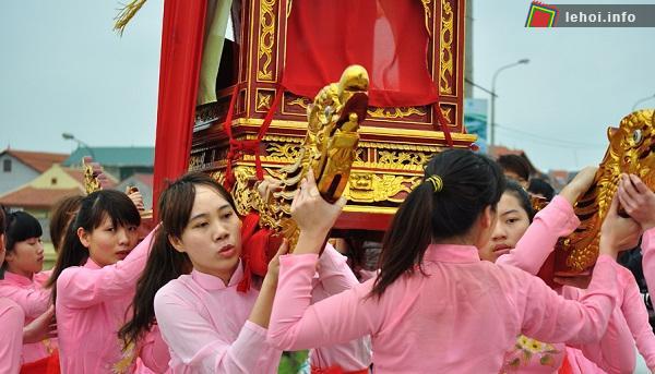 Rước kiệu Thánh Bà hội làng Thổ Khối