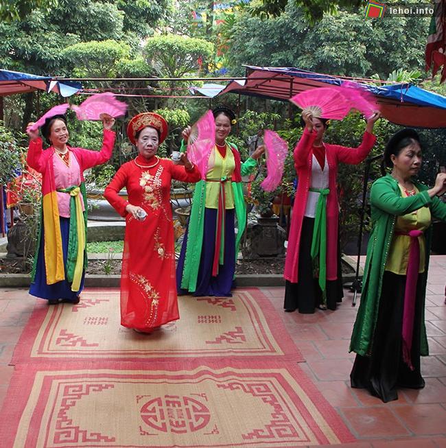 Biểu diễn văn nghệ trong hội đền Bích Câu