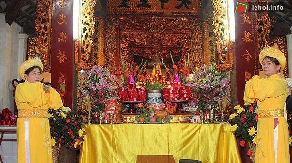 Dâng hương hoa trong hội chùa Thánh Chúa