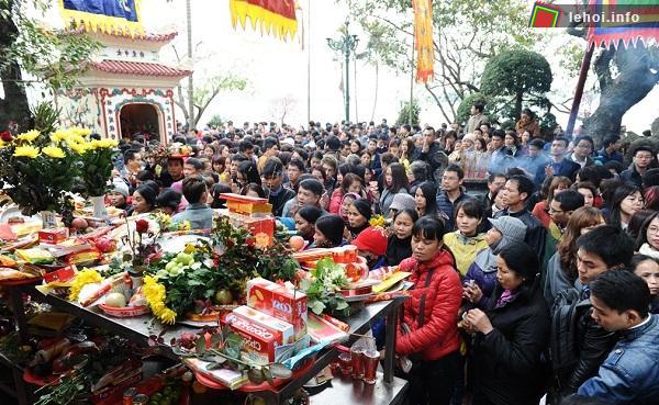 Hàng nghìn người dân tham gia hội Phủ Tây Hồ