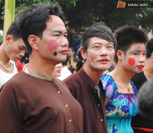 Người tham gia thổi cơm thi hội Đồng Vân hóa trang chọc cười khán giả